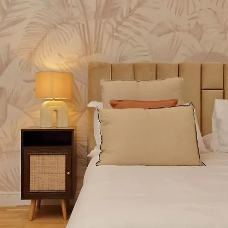 200m From The Station Deluxe Boho Oasis Апартаменты