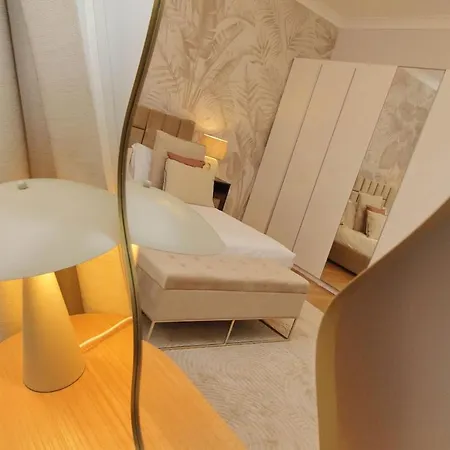 Апартаменты 200m From The Station Deluxe Boho Oasis