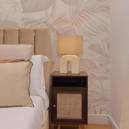 200m From The Station Deluxe Boho Oasis Appartement