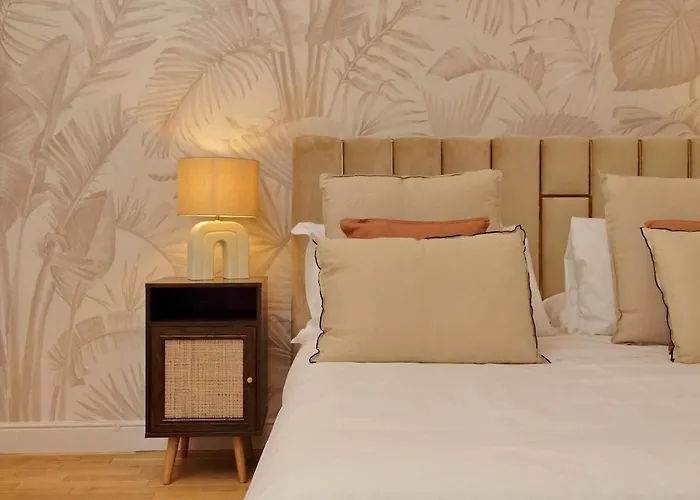 200m From The Station Deluxe Boho Oasis Апартаменты