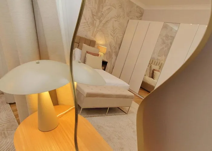 Апартаменты 200m From The Station Deluxe Boho Oasis