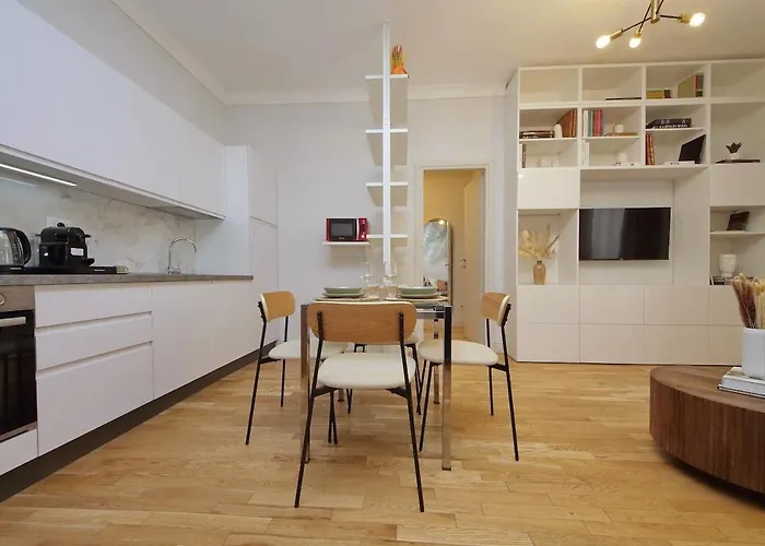 Апартаменты 200m From The Station Deluxe Boho Oasis