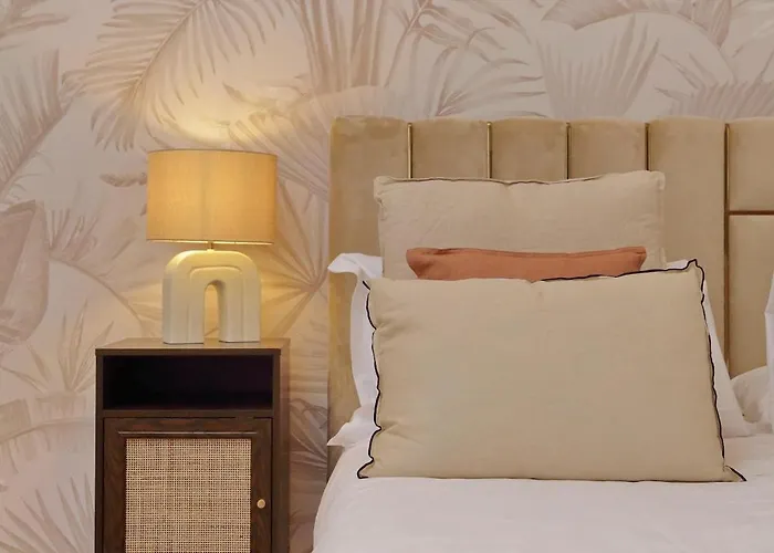 Апартаменты 200m From The Station Deluxe Boho Oasis *