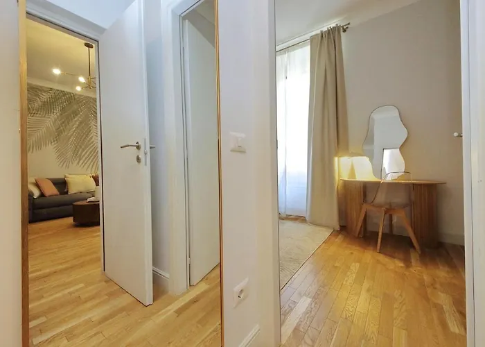 Апартаменты 200m From The Station Deluxe Boho Oasis *