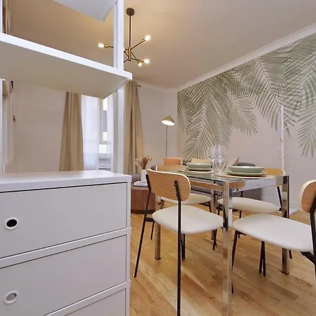 200m From The Station Deluxe Boho Oasis דירה *
